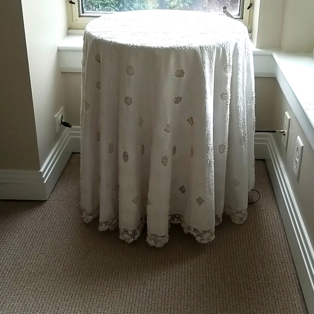 Antique 66" Round Fancy Lace Cover